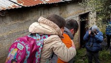 Κακοκαιρία: Εικόνες απόλυτης καταστροφής στο Μαζαράκι Ηλείας – Κάτοικοι κουβαλούν στις πλάτες τα παιδιά τους