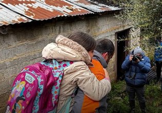 Κακοκαιρία: Εικόνες απόλυτης καταστροφής στο Μαζαράκι Ηλείας – Κάτοικοι κουβαλούν στις πλάτες τα παιδιά τους