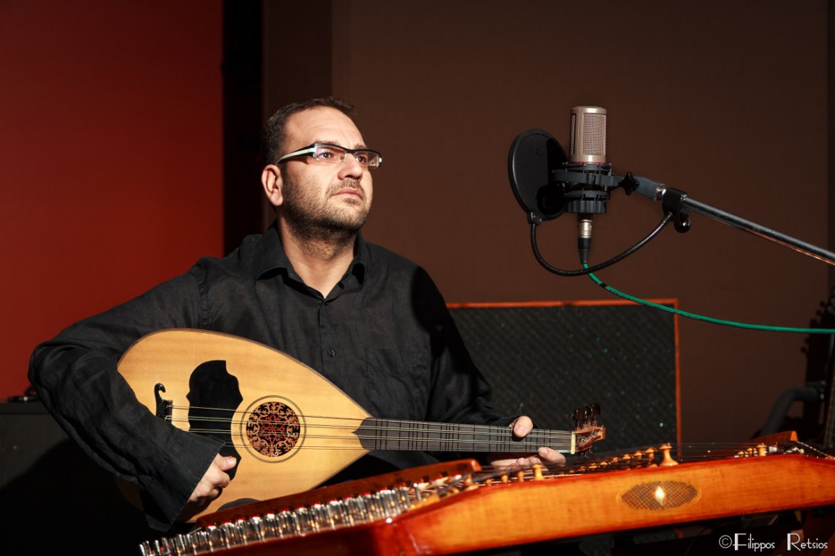 «Η έμπνευση είναι μια τυχαία συνάντηση»: Ο Ανδρέας Κατσιγιάννης για τη μουσική, τις συνεργασίες και την ορχήστρα Εστουδιαντίνα