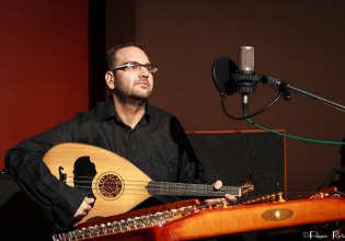 «Η έμπνευση είναι μια τυχαία συνάντηση»: Ο Ανδρέας Κατσιγιάννης για τη μουσική, τις συνεργασίες και την ορχήστρα Εστουδιαντίνα