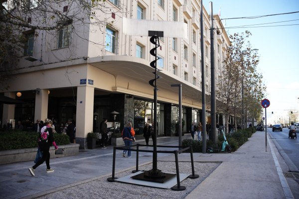 Το εμβληματικό έργο «Αιολικό» του γλύπτη Takis στην καρδιά της Αθήνας