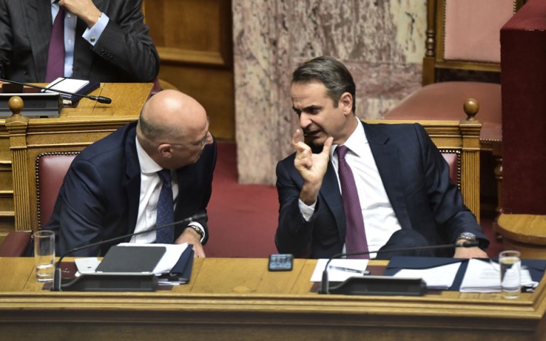 Φουντώνουν οι εσωκομματικές αντιθέσεις στη ΝΔ μετά την παρέμβαση Δένδια