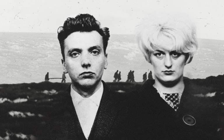 Έτσι γλίτωσα από τους serial killers Ίαν Μπρέιντι και Μάιρα Χάιντλεϊ – Η σοκαριστική αποκάλυψη του κιθαρίστα των Buzzcocks Στιβ Ντιγκλ