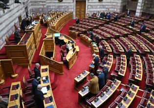 Βουλή: Συνεχίζεται η συζήτηση για το νομοσχέδιο Συλλογικών Συμβάσεων Εργασίας – Το βράδυ η ονομαστική ψηφοφορία
