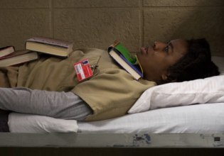 Οι ΗΠΑ κάνουν ένα ακόμη βήμα προς τη δυστοπία – Πολιτεία απαγορεύρει στους φυλακισμένους την πρόσβαση σε βιβλία