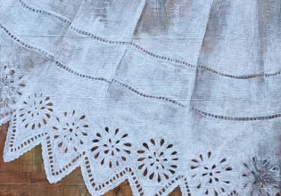 Πορτελάτα και Μισοφόρια: Μια έκθεση ξεδιπλώνοντας τα γυναικεία εσώρουχα της φορεσιάς της Πάρου