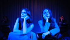 Perfetta (Η Τέλεια): Μια τρελή κωμωδία με θέμα τη γυναικεία περίοδο στο θέατρο 104