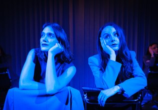 Perfetta (Η Τέλεια): Μια τρελή κωμωδία με θέμα τη γυναικεία περίοδο στο θέατρο 104