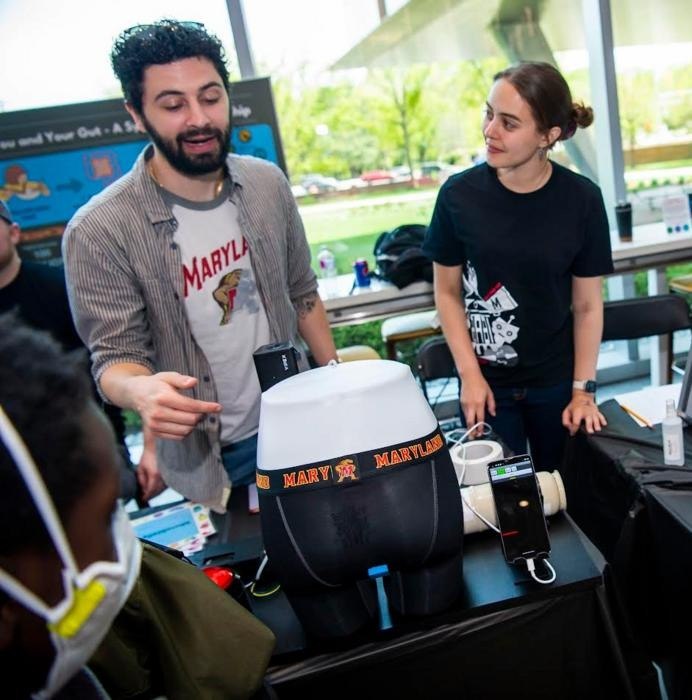 Μέλη της ερευνητικής ομάδας εξετάσουν ένα πρωτότυπο του έξυπνου εσώρουχου (University of Maryland)