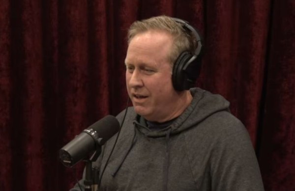 Ο σεναριογράφος του «Pulp Fiction» αποφάσισε να εκμεταλλευτεί την τεχνητή νοημοσύνη, όσο το Χόλιγουντ αγωνιά