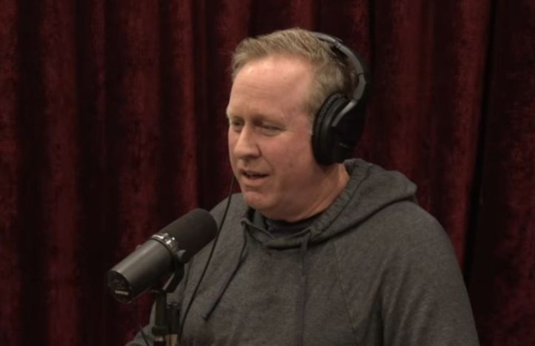 Ο σεναριογράφος του «Pulp Fiction» αποφάσισε να εκμεταλλευτεί την τεχνητή νοημοσύνη, όσο το Χόλιγουντ αγωνιά