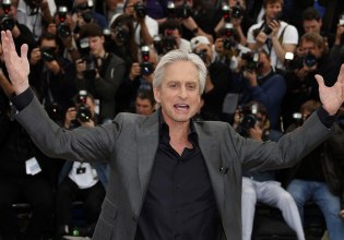 Θα πω την ιστορία με τους δικούς μου όρους – Ο Μάικλ Ντάγκλας ετοιμάζει μια «σαρωτική» αυτοβιογραφία