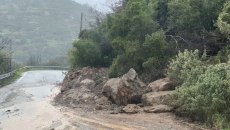 Κακοκαιρία: Σαρώνει σε Ηλεία και Μεσσηνία – Πλημμύρες και διαρκείς κατολισθήσεις βράχων – Απειλούνται σπίτια