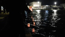 Χίος: Φαναράκια στη θάλασσα στη μνήμη των θυμάτων – «Γέμισε η Μεσόγειος κορμιά μεταναστών» [βίντεο]