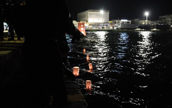 Χίος: Φαναράκια στη θάλασσα στη μνήμη των θυμάτων – «Γέμισε η Μεσόγειος κορμιά μεταναστών» [βίντεο]