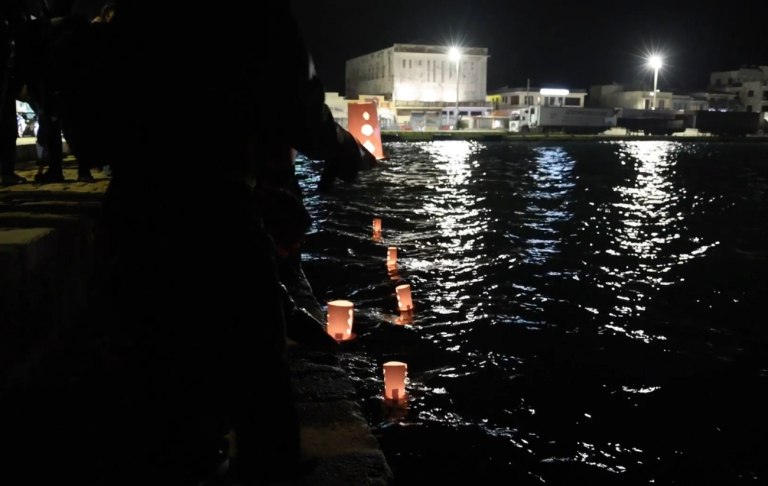 Χίος: Φαναράκια στη θάλασσα στη μνήμη των θυμάτων – «Γέμισε η Μεσόγειος κορμιά μεταναστών» [βίντεο]