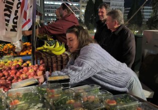 «Ολονυχτία» αγροτών μπροστά στη Βουλή: Τους έφεραν τρόφιμα παραγωγοί λαϊκών αγορών [βίντεο]