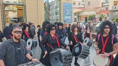 Γκάιντες και νταούλια ξεσήκωσαν το Παγκράτι – «Είναι Απόκριες, παίζουμε μουσική, χορεύουμε και τραγουδάμε»