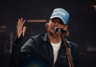 Οι θαυμαστές του Bad Bunny τρόλαραν το πατριωτικό σόου στο ημίχρονο του Super Bowl – Και αυτή ήταν η πιο ωραία στιγμή του