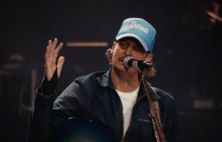 Οι θαυμαστές του Bad Bunny τρόλαραν το πατριωτικό σόου στο ημίχρονο του Super Bowl – Και αυτή ήταν η πιο ωραία στιγμή του