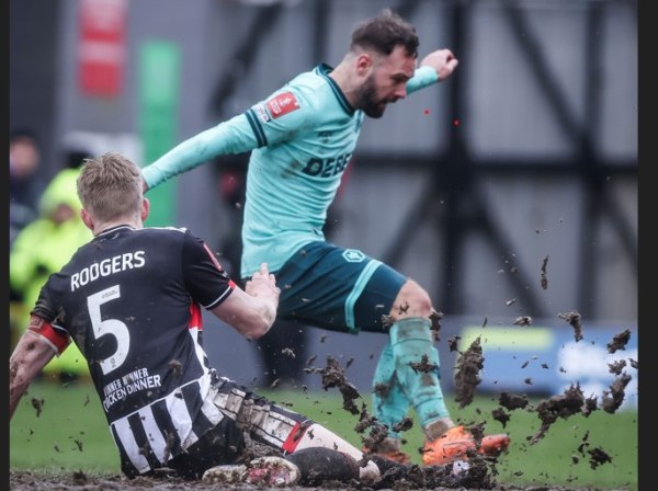 Αυτό δεν είναι γήπεδο – Κι όμως σε αυτό τον βάλτο παίχτηκε ποδόσφαιρο