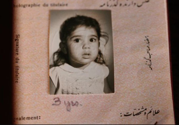 ΗΠΑ: Αμερικανός βετεράνος υιοθέτησε ένα κορίτσι από το Ιράν – Δεκαετίες αργότερα, η ICE θέλει να την απελάσει