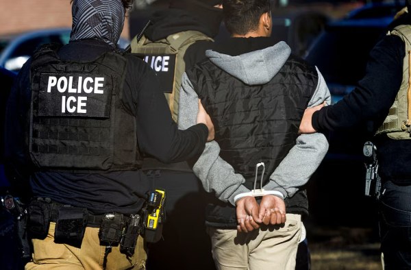 Η κυβέρνηση Τραμπ διευρύνει τις εξουσίες της ICE – Έχει πλέον δικαίωμα να συλλαμβάνει πρόσφυγες