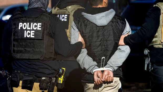 Η κυβέρνηση Τραμπ διευρύνει τις εξουσίες της ICE – Έχει πλέον δικαίωμα να συλλαμβάνει πρόσφυγες