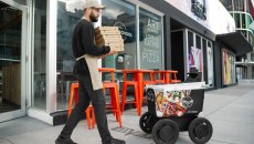 «Τρομοκρατούν τα πεζοδρόμιά μας» – Στόχος βανδαλισμών τα ρομπότ για delivery στις ΗΠΑ