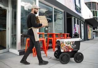 «Τρομοκρατούν τα πεζοδρόμιά μας» – Στόχος βανδαλισμών τα ρομπότ για delivery στις ΗΠΑ