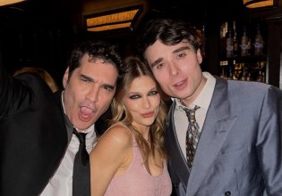 Η Κλέλια Ανδριολάτου και ο Χριστόφορος Παπακαλιάτης στο πάρτυ των BAFTA – Αγκαλιά με Τεγιάνα Τέιλορ και Όλι Χίγκινσον