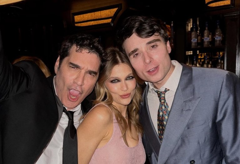 Η Κλέλια Ανδριολάτου και ο Χριστόφορος Παπακαλιάτης στο πάρτυ των BAFTA – Αγκαλιά με Τεγιάνα Τέιλορ και Όλι Χίγκινσον