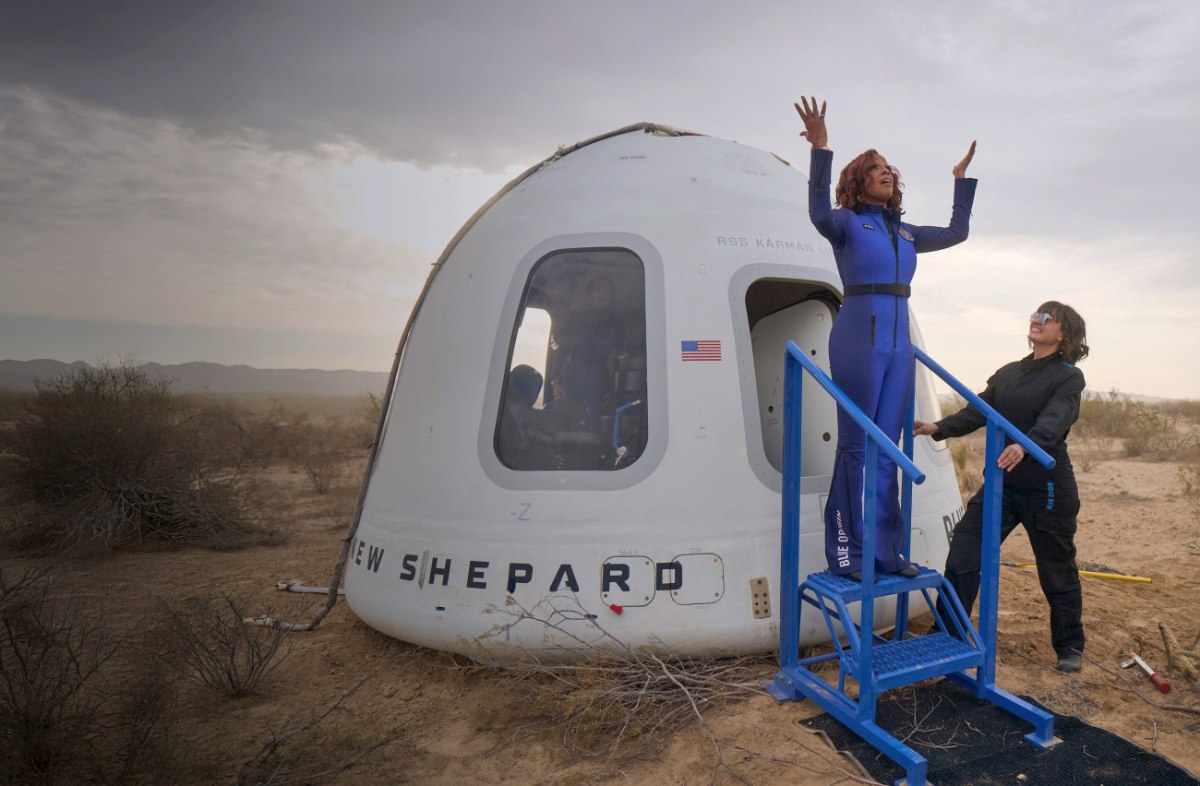 Blue Origin: Ο Τζεφ Μπέζος σταματά τις πτήσεις αναψυχής στο Διάστημα, εστιάζεται στην ανάπτυξη σεληνακάτου