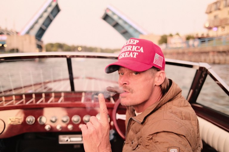 Super Bowl σε δύο μέτωπα: Kid Rock vs Bad Bunny στον νέο πολιτισμικό πόλεμο των ΗΠΑ