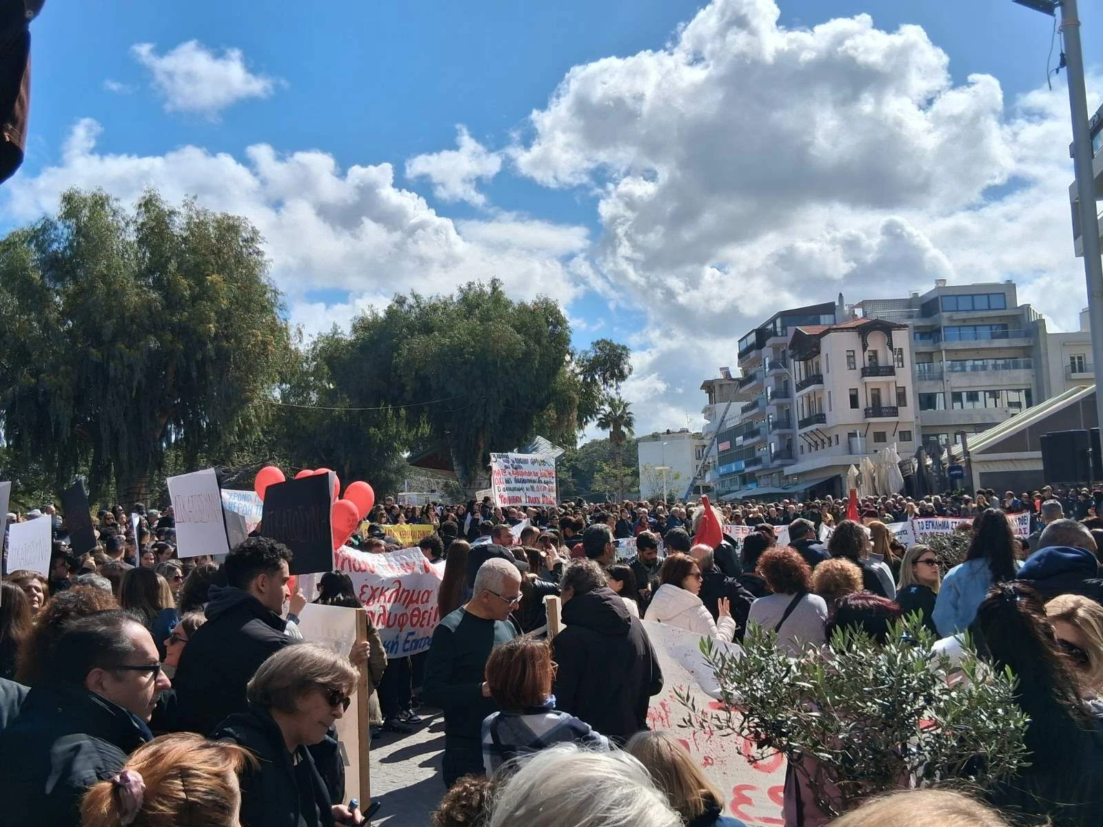 Τραγωδία στα Τέμπη: Μεγαλειώδες το συλλαλητήριο στο Ηράκλειο Κρήτης