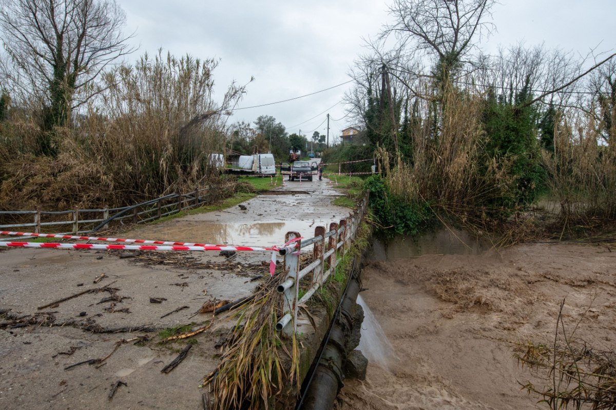Σάρωσε η κακοκαιρία: Καταστροφές και μεγάλα προβλήματα σε πολλές περιοχές – Live η πορεία των φαινομένων
