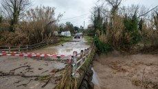 Σάρωσε η κακοκαιρία: Καταστροφές και μεγάλα προβλήματα σε πολλές περιοχές – Live η πορεία των φαινομένων
