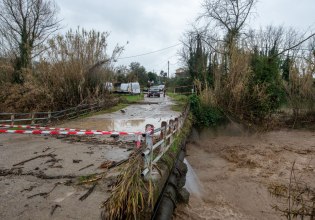 Σάρωσε η κακοκαιρία: Καταστροφές και μεγάλα προβλήματα σε πολλές περιοχές – Live η πορεία των φαινομένων