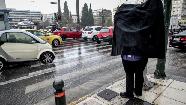 Κίνηση στους δρόμους: Η βροχή έφερε το χάος – Στο «κόκκινο» ο Κηφισός