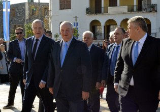 Βαθαίνουν οι διαχωριστικές γραμμές στη «γαλάζια» παράταξη – Τι σηματοδοτεί η κοινή παρουσία Καραμανλή – Σαμαρά στην Καλαμάτα