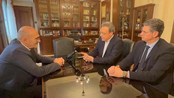 Φάμελλος: Ρουσφέτια, υποκλοπές και σκάνδαλα διαβρώνουν την εμπιστοσύνη προς την πολιτική και τους θεσμούς