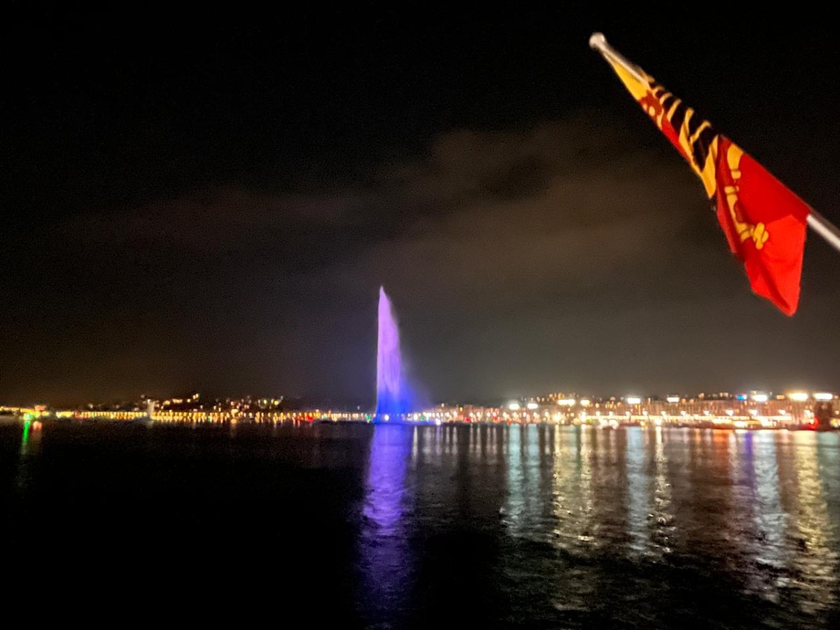 Στα γαλανόλευκα ο εμβληματικός πίδακας Jet d’Eau – Η Γενεύη τιμά την ελληνική γλώσσα