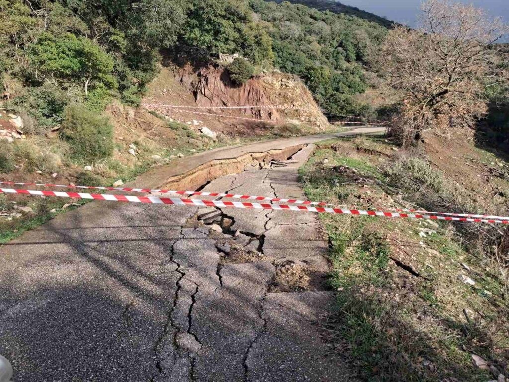εικόνα που δείχνει δρόμο στην Ηλεία που έχει κλείσει καθώς υπέστη καθίζηση
