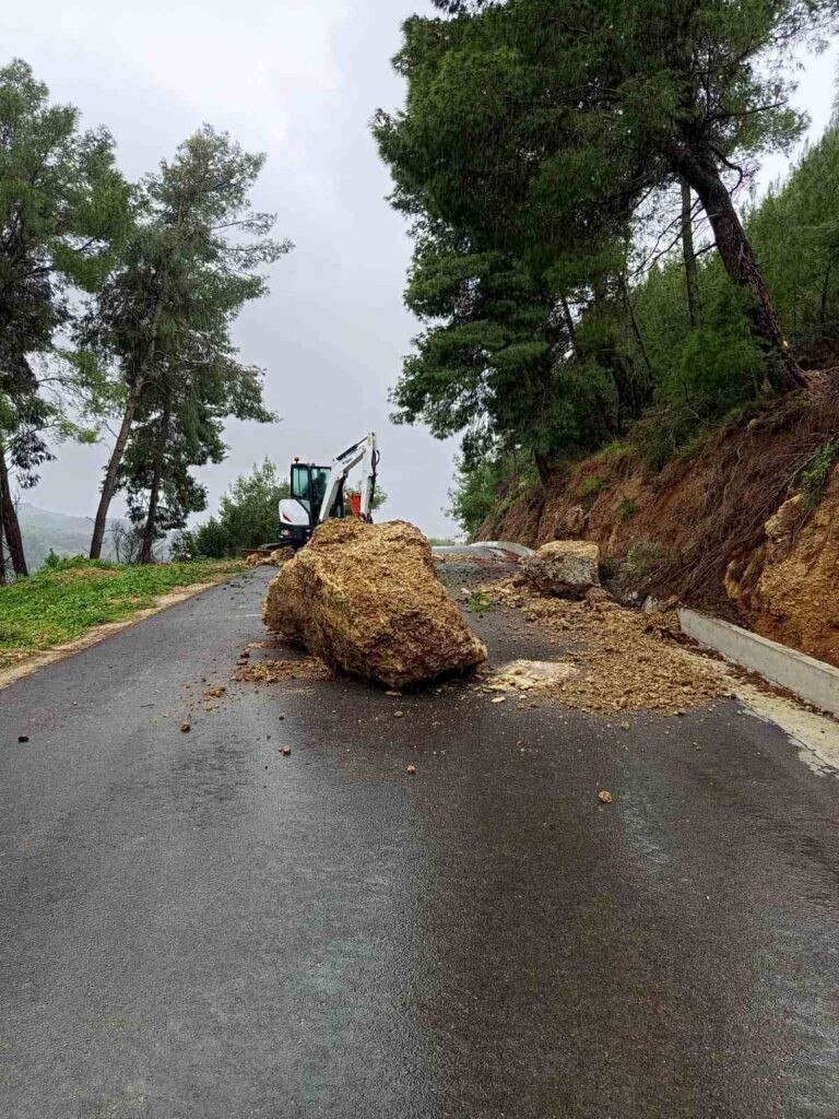 εικόνα που δείχνει τεράστιους βράχους να έχουν πέσει σε δρόμο στη Ζαχάρω