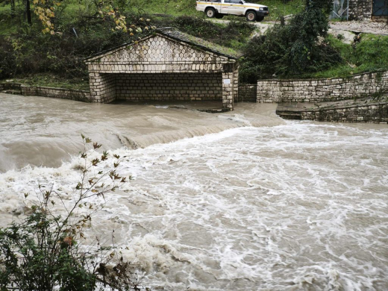 Κακοκαιρία: Καμπανάκι Τσατραφύλλια για 9 περιοχές – Κίνδυνος πλημμυρών και κατολισθήσεων