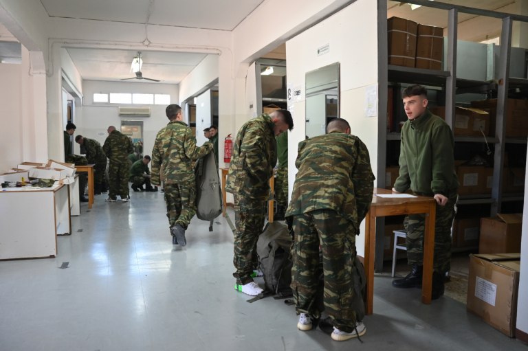 Στρατιωτική θητεία: Από σήμερα σε εφαρμογή το νέο μοντέλο – Όλα όσα αλλάζουν