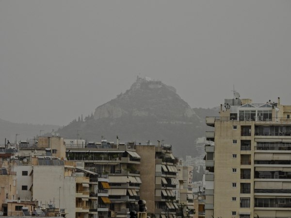 Αφρικανική σκόνη: «Κατάπιε» μεγάλο μέρος της χώρας – Πού καταγράφονται οι υψηλότερες συγκεντρώσεις