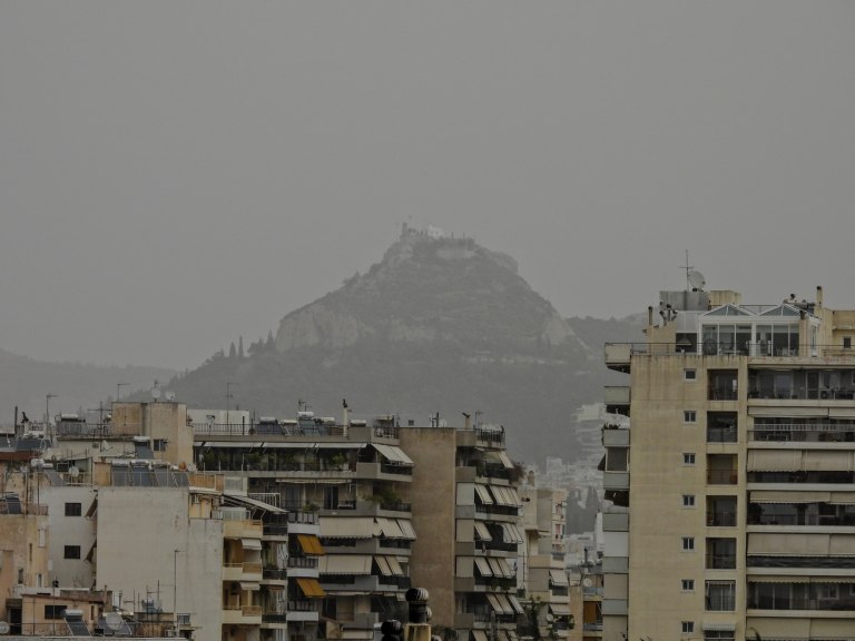 Αφρικανική σκόνη: «Κατάπιε» μεγάλο μέρος της χώρας – Πού καταγράφονται οι υψηλότερες συγκεντρώσεις