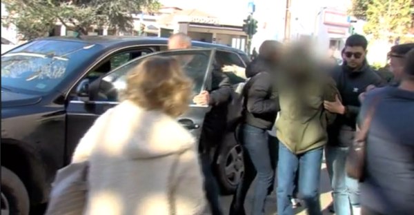 Αίγιο: Σε σοκ τα παιδιά που δέχτηκαν σκάγια – Ακούει πυροβολισμούς στον ύπνο – Τι υποστηρίζει ο 46χρονος