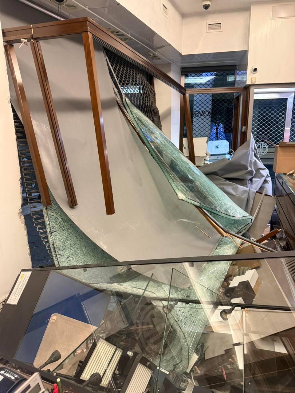 εικόνα που δείχνει την εικόνα καταστροφής μέσα στο κοσμηματοπωλείο